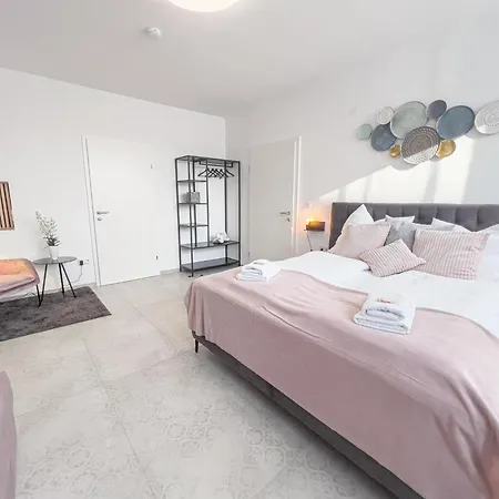 Modern & Air Condition 5br, Near Danube River