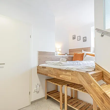 Modern & Air Condition 5br, Near Danube River קרמס אן דר דונאו