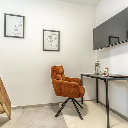Modern & Air Condition 5br, Near Danube River דירה *