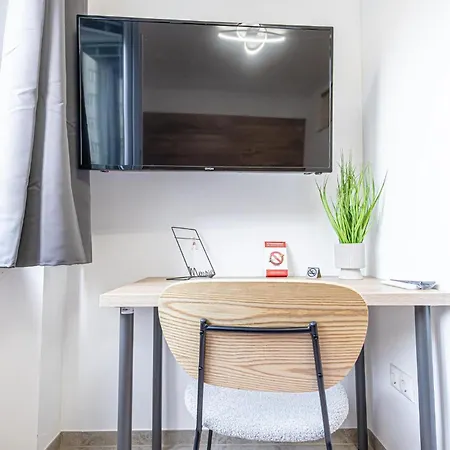Modern & Air Condition 5br, Near Danube River דירה *