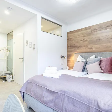 Modern & Air Condition 5br, Near Danube River