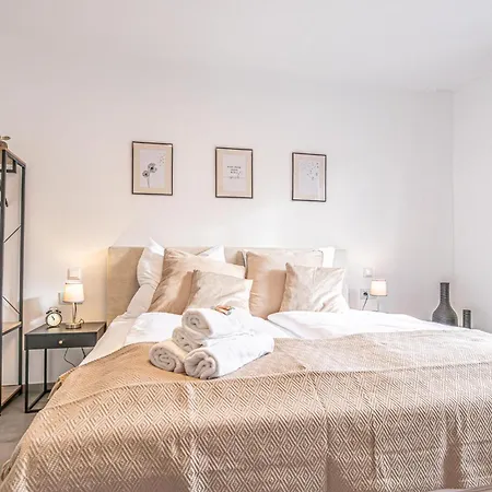 Modern & Air Condition 5br, Near Danube River דירה