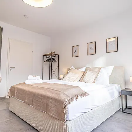 Modern & Air Condition 5br, Near Danube River