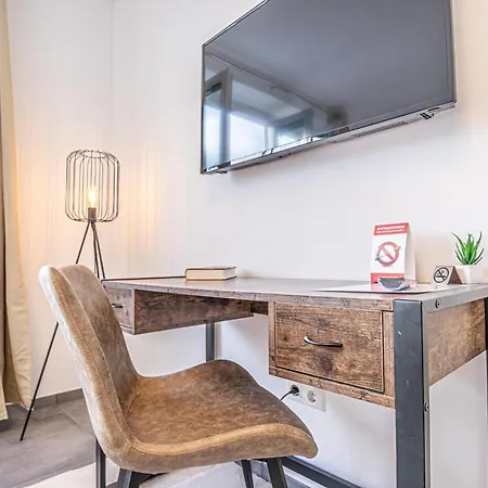Modern & Air Condition 5br, Near Danube River