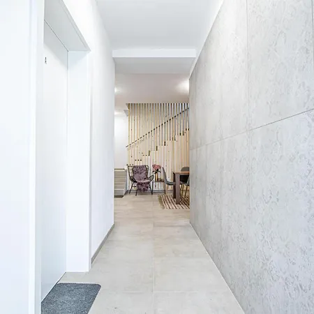Modern & Air Condition 5br, Near Danube River דירה *