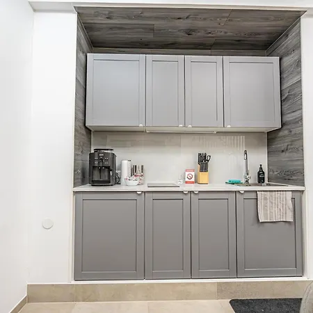 Modern & Air Condition 5br, Near Danube River דירה