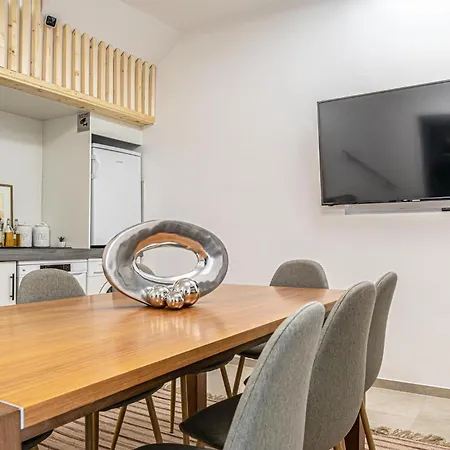 Modern & Air Condition 5br, Near Danube River דירה