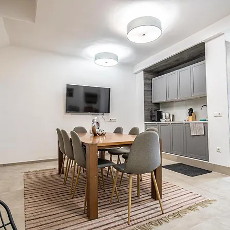 Modern & Air Condition 5br, Near Danube River