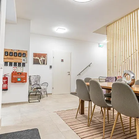 Modern & Air Condition 5br, Near Danube River קרמס אן דר דונאו