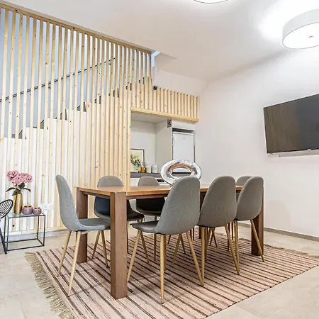 Modern & Air Condition 5br, Near Danube River דירה *