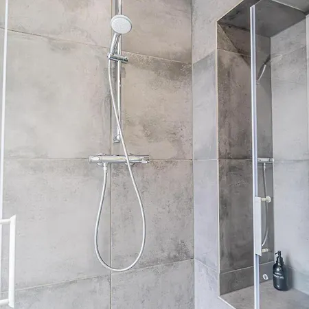 Modern & Air Condition 5br, Near Danube River דירה